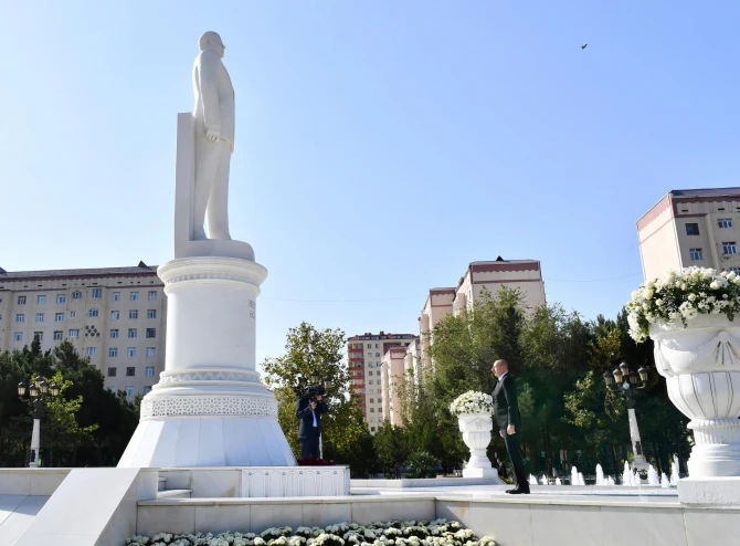 Prezident İlham Əliyev Sumqayıtda Ulu Öndər Heydər Əliyevin abidəsini ziyarət edib - FOTO
