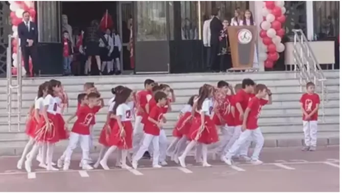 Tədbirdən kənarlaşdırılan 4-cü sinif ŞAGİRDİNİN GÖRÜNTÜLƏRİ ÜRƏK DAĞLADI - FOTO/VİDEO Tədbirdən kənarlaşdırılan 4-cü sinif ŞAGİRDİNİN GÖRÜNTÜLƏRİ ÜRƏK DAĞLADI - FOTO/VİDEO