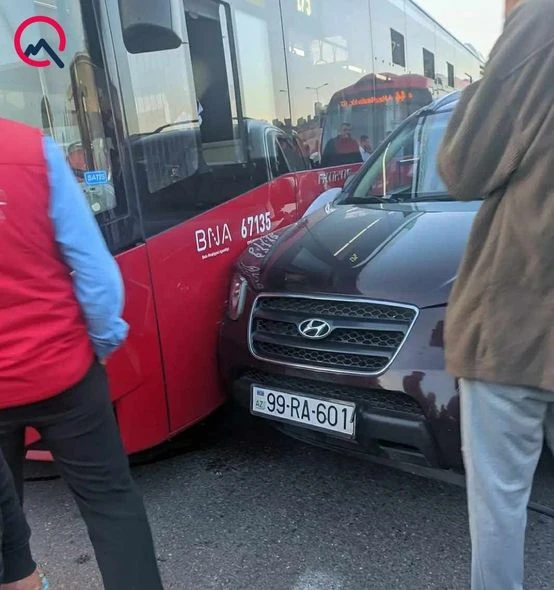 Minik avtomobili iki “Bakubus”a çırpılıb - FOTO