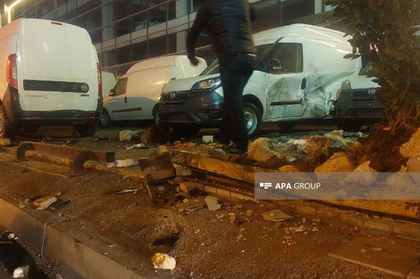 Bakıda avtomobil salondakı maşınlara çırpıldı - FOTO