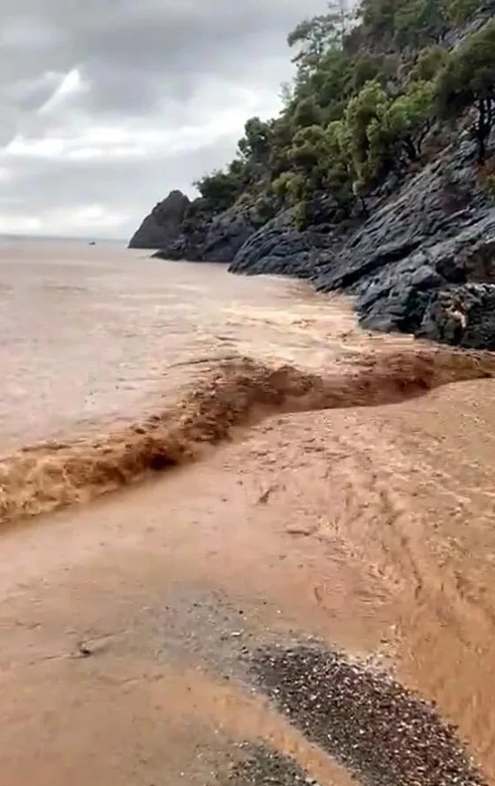 Sel turistlərə qorxulu anlar yaşatdı - FOTO