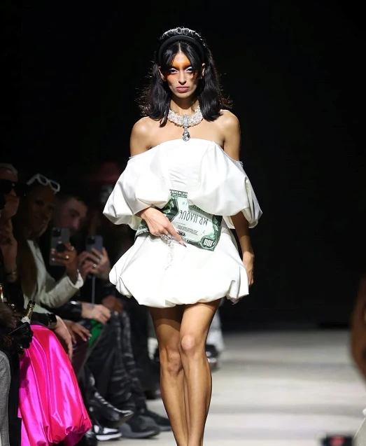 Moda həftəsindəki bu geyimlər TƏƏCCÜBƏ SƏBƏB OLDU - FOTO