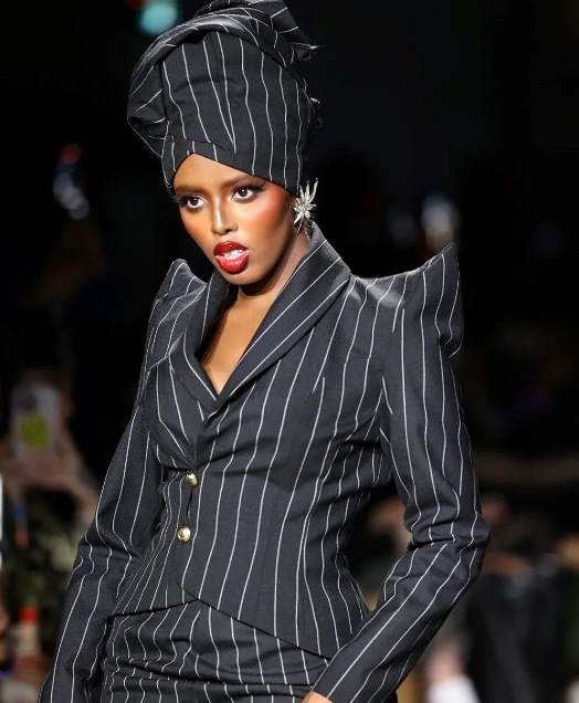Moda həftəsindəki bu geyimlər TƏƏCCÜBƏ SƏBƏB OLDU - FOTO