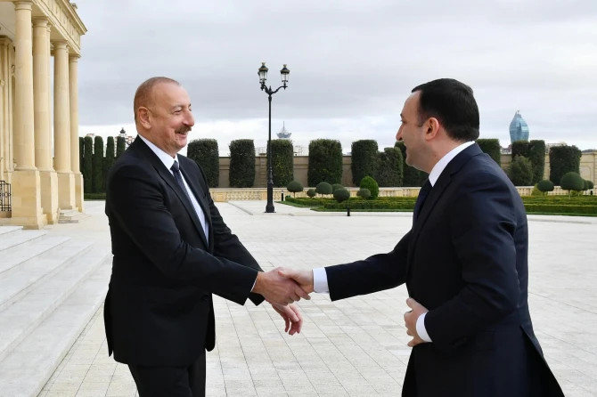 Azərbaycan Prezidenti İlham Əliyev Gürcüstanın Baş naziri İrakli Qaribaşvili ilə görüşüb - YENİLƏNİB + FOTO