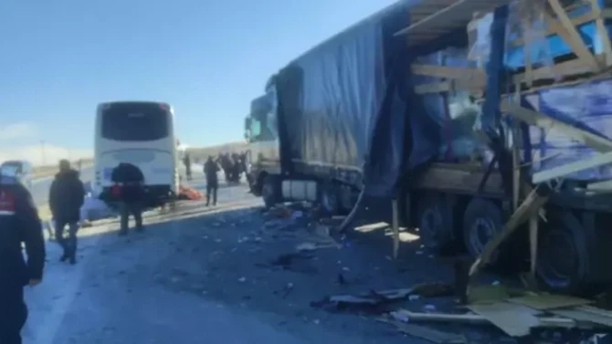 Sivasda TIR avtobusla toqquşdu, ölən və yaralananlar var - FOTO