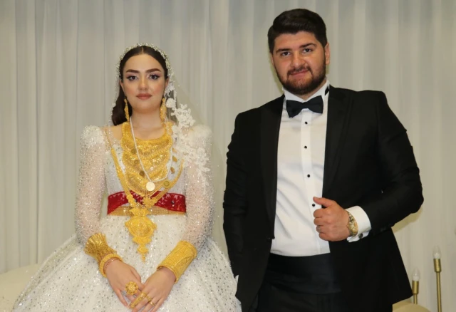 Bu toyda bəyə 10 milyon, gəlinə isə kilolarla qızıl taxdılar - FOTO/VİDEO