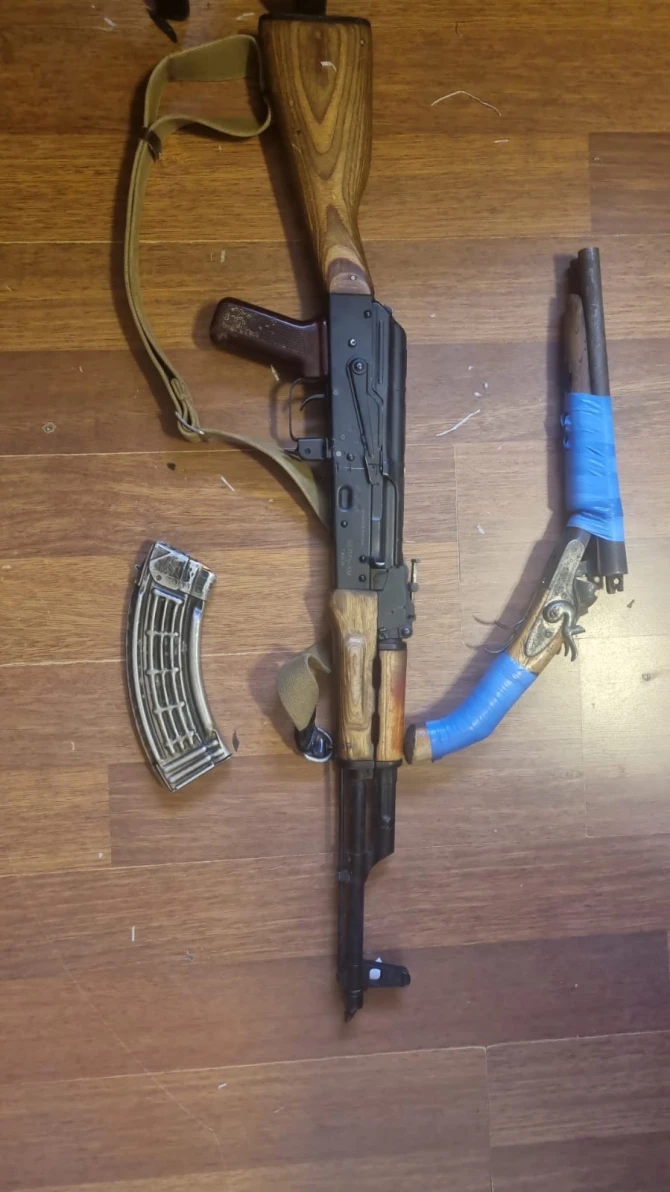 В Самухе на обочине дороги обнаружено оружие и боеприпасы - ФОТО