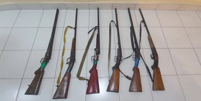 Şirvanda odlu silahlar polisə təhvil verildi - FOTO