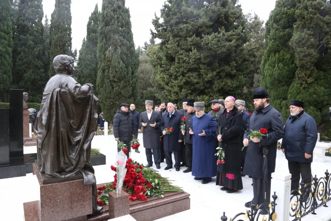 Azərbaycandakı dini konfessiyaların rəhbərləri Heydər Əliyevin məzarını ziyarət ediblər - FOTO