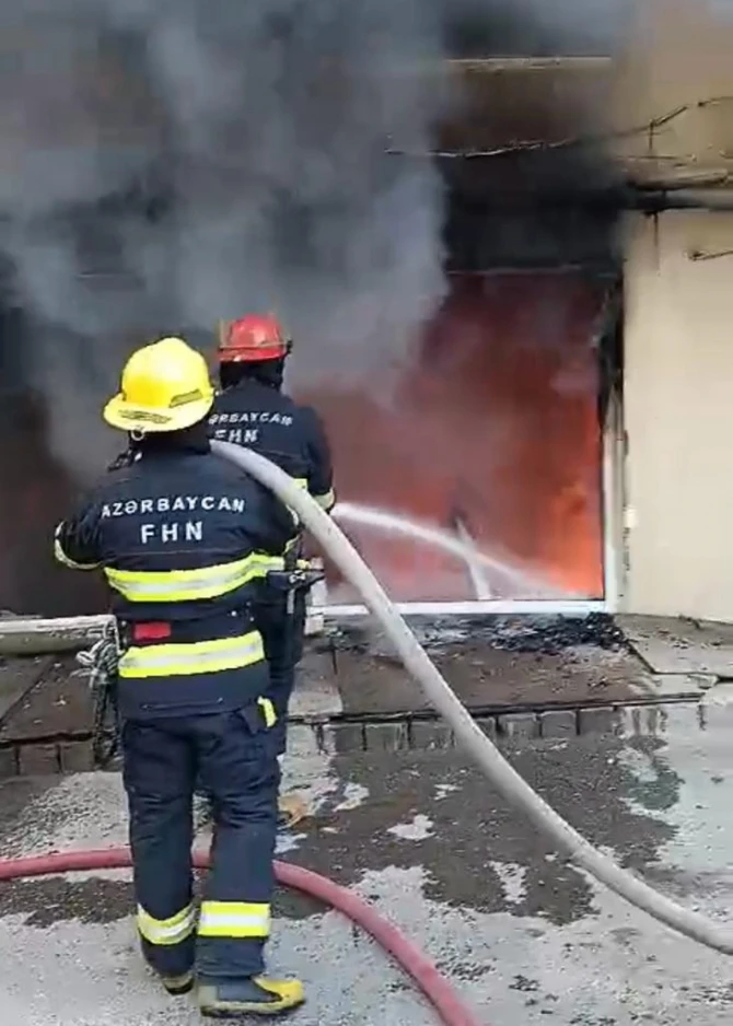 Bakıda yaşayış binasındakı yanğın söndürülüb - YENİLƏNİB + FOTO/VİDEO
