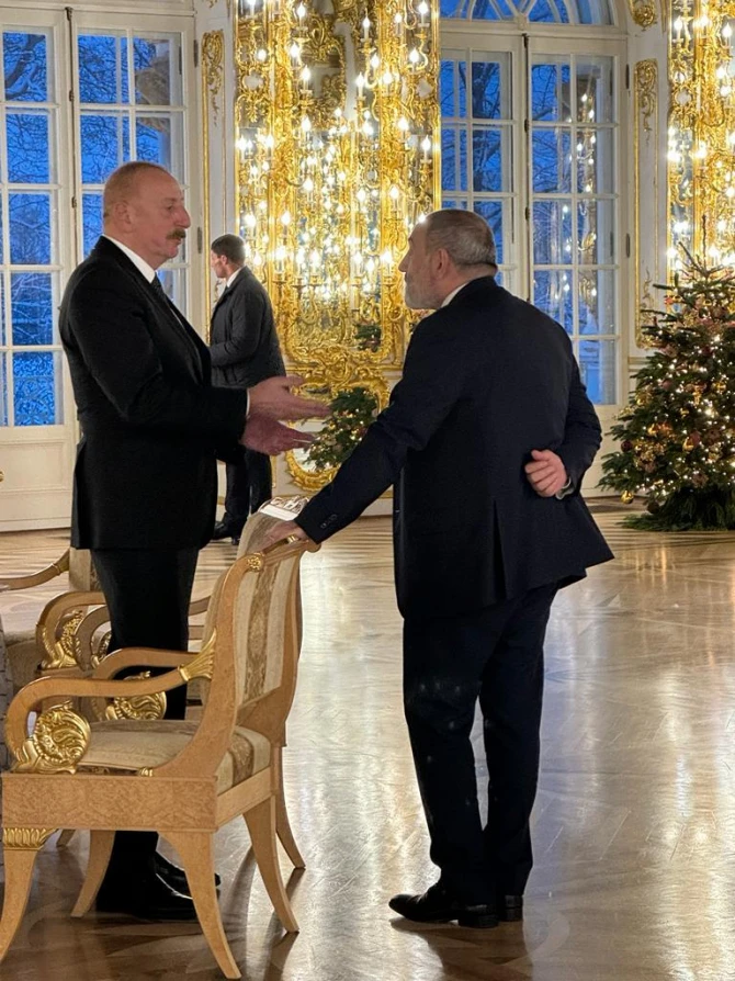 Baqdasaryan: “İlham Əliyev və Nikol Paşinyan sülh gündəmindəki məsələləri müzakirə ediblər” - FOTO