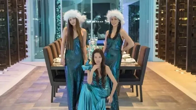 74 yaşlı modelyerin qızları ilə olan fotosu müzakirələr yaratdı