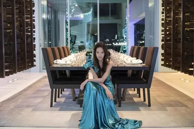74 yaşlı modelyerin qızları ilə olan fotosu müzakirələr yaratdı