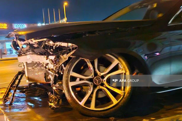 Bakıda tuneldə idarəetməni itirən “Mercedes” “Chevrolet”ə çırpılıb - FOTO