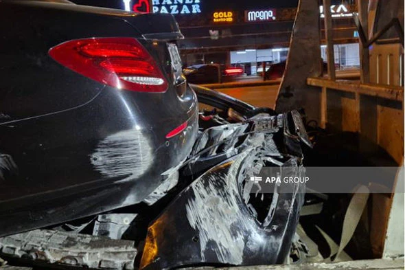 Bakıda tuneldə idarəetməni itirən “Mercedes” “Chevrolet”ə çırpılıb - FOTO