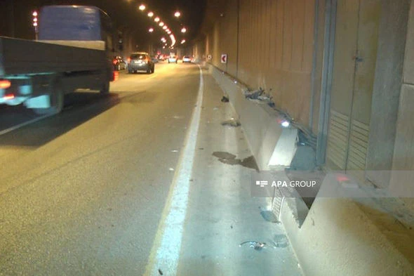 Bakıda tuneldə idarəetməni itirən “Mercedes” “Chevrolet”ə çırpılıb - FOTO