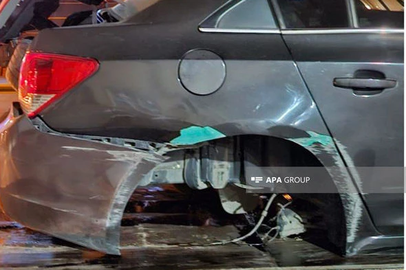 Bakıda tuneldə idarəetməni itirən “Mercedes” “Chevrolet”ə çırpılıb - FOTO