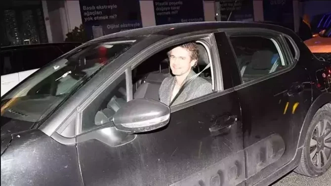 “Kızılcık Şerbeti”nin məşhur aktyoru ucuz maşını ilə gündəmə gəlib - FOTO