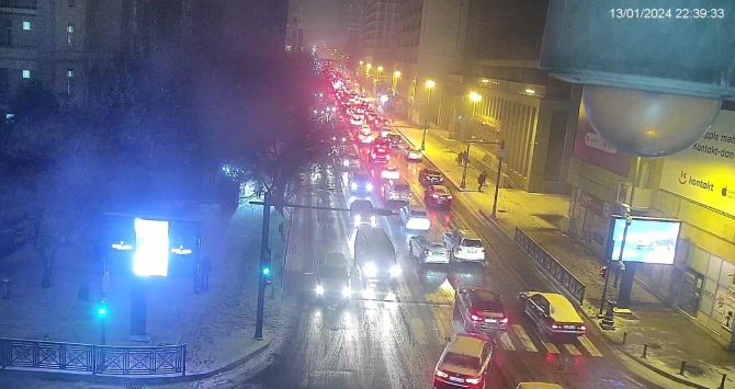 Qar Bakı yollarında tıxaca səbəb olub - FOTO