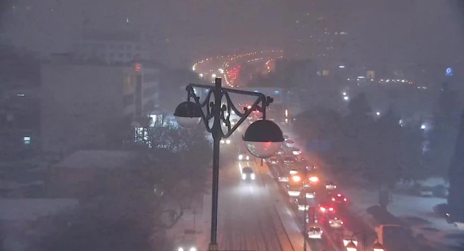 Qar Bakı yollarında tıxaca səbəb olub - FOTO