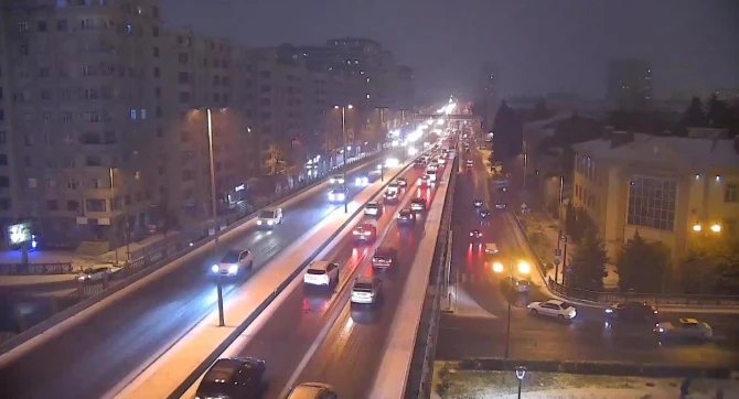 Qar Bakı yollarında tıxaca səbəb olub - FOTO