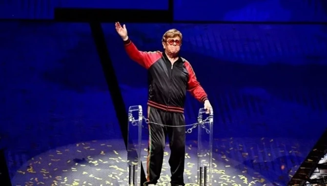 75 yaşlı Elton Con daha bir uğura imza atdı - FOTO