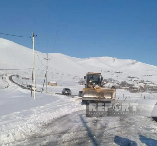 Qarlı hava şəraiti Cəlilabadda nəqliyyatın hərəkətində qismən problemlər yaradıb - FOTO