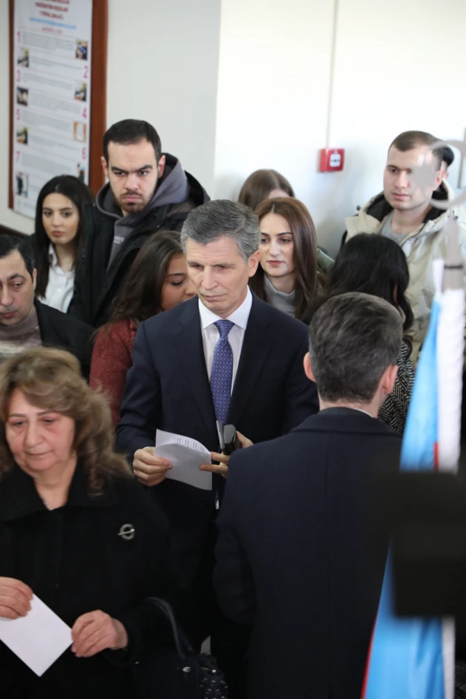 Zahid Oruc növbədənkənar prezident seçkilərində səs verib - FOTO