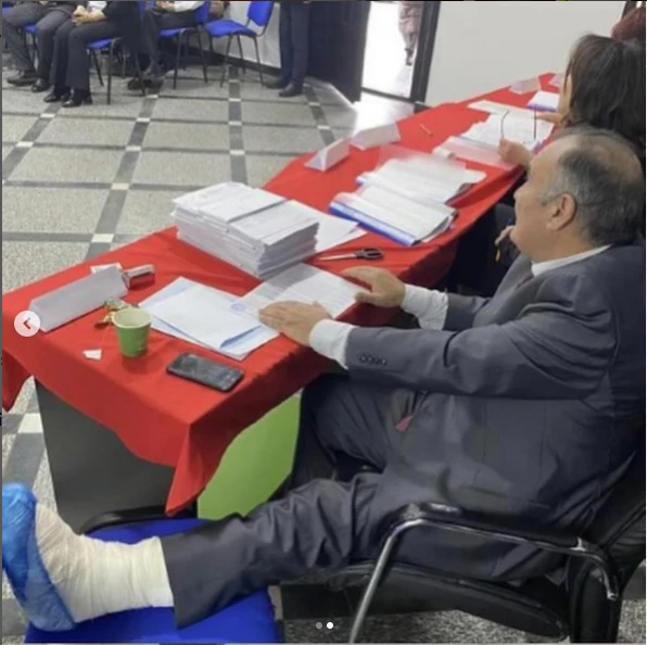 Ayağından xəsarət alan seçki məntəqəsinin sədri iş başında - FOTO