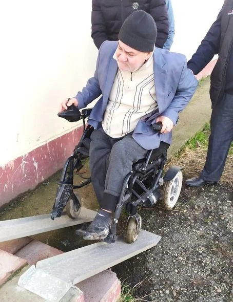 1-ci qrup əlil: “Daşınan qutudan imtina edib məntəqəyə getdim” - FOTO