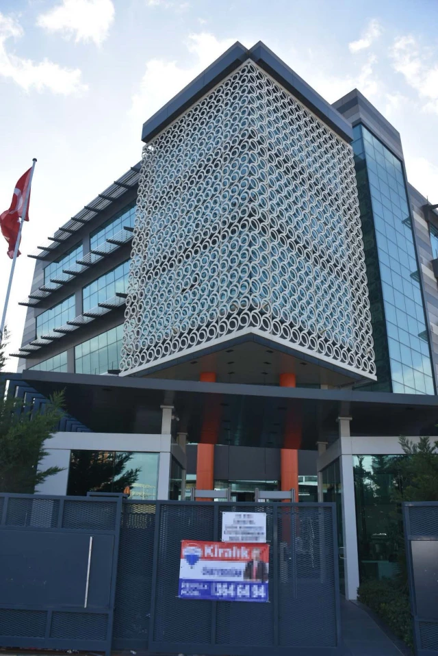 2,5 milyardı mənimsəyən iş adamı arvadı ilə xaricə qaçarkən tutuldu - FOTO