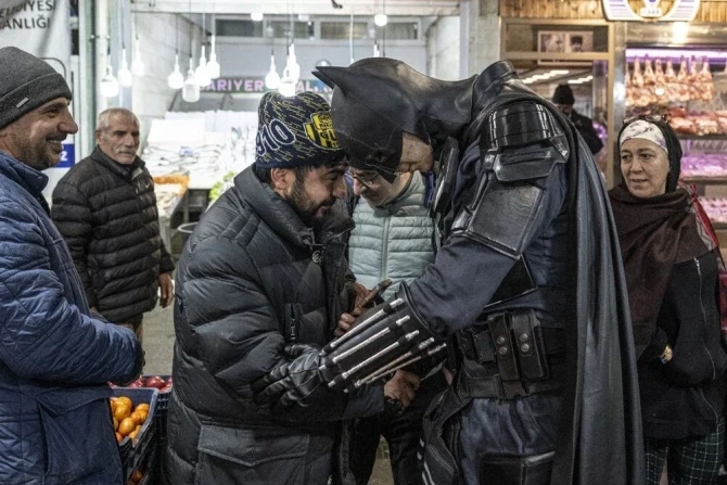 Universitet tələbəsi 3 həftədir “Yarasa adam” kostyumu ilə küçələrdə gəzir - FOTO