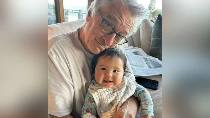 80 yaşlı Robert De Niro ilk dəfə 10 aylıq qızı ilə - FOTO