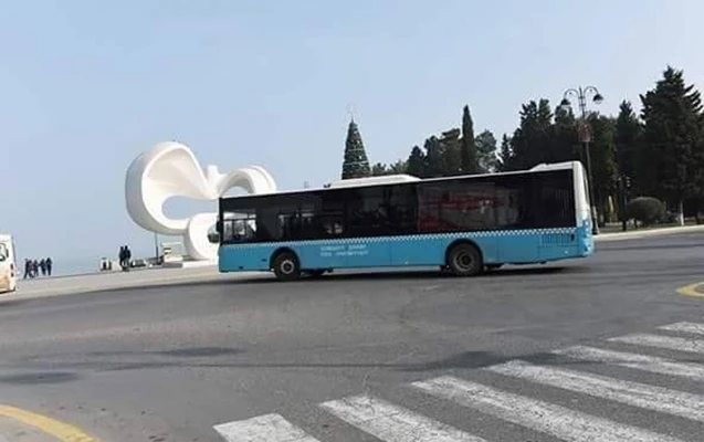 Sumqayıtda qadın ona sataşan sürücünü videoya çəkərək özünü işə saldı