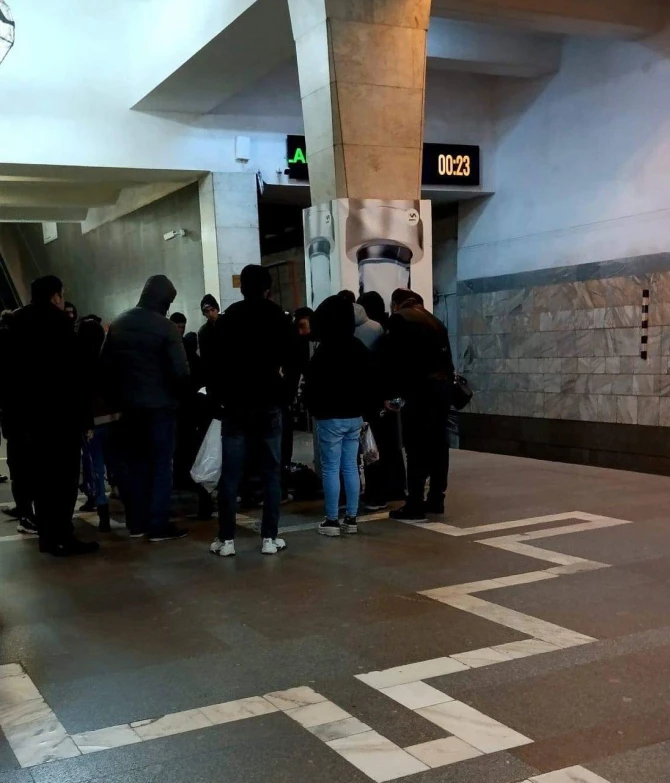 Bakı metrosunda sərnişinin halı pisləşdi - FOTO