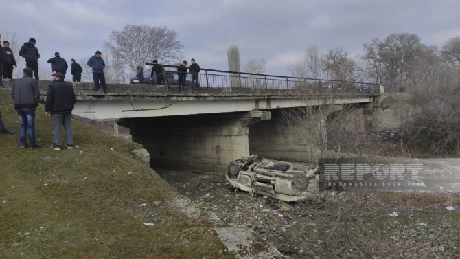 В Хачмазе микроавтобус упал с моста, водитель получил травмы - ФОТО/ВИДЕО
