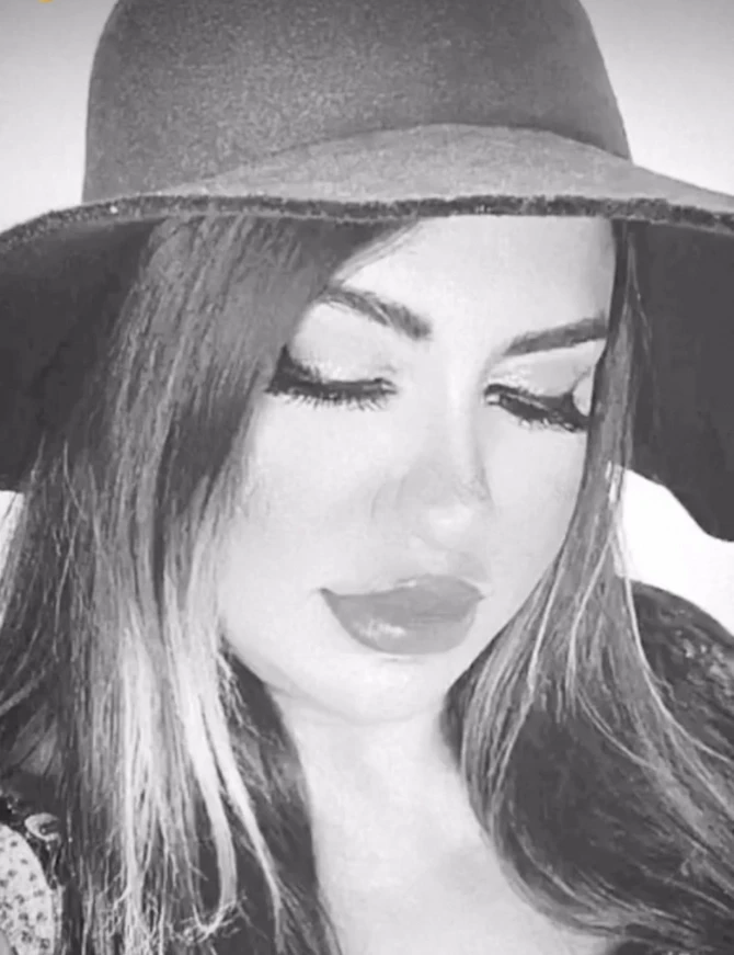 Həyat yoldaşı ilə evdən paylaşdığı foto müzakirələrə səbəb oldu