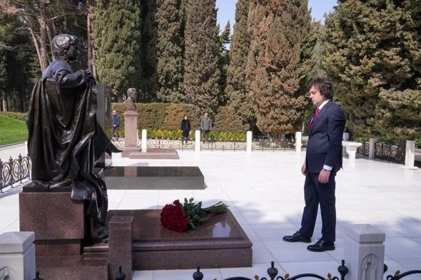 Gürcüstanın Baş naziri İrakli Kobaxidze Şəhidlər xiyabanını ziyarət edib - YENİLƏNİB + FOTO