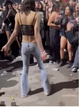 Konsertdə dava düşdü: Trans qadın kişilərə hücum edib onları yumruqladı - VİDEO