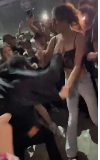 Konsertdə dava düşdü: Trans qadın kişilərə hücum edib onları yumruqladı - VİDEO