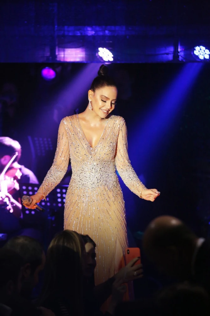 Hamiləlik xəbərlərinə konsertləri ilə cavab verdi - FOTO
