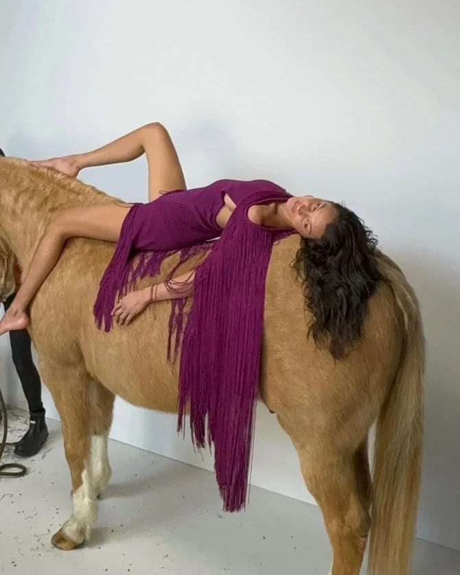 Məşhur modelin bu görüntüləri tənqid edildi - FOTO