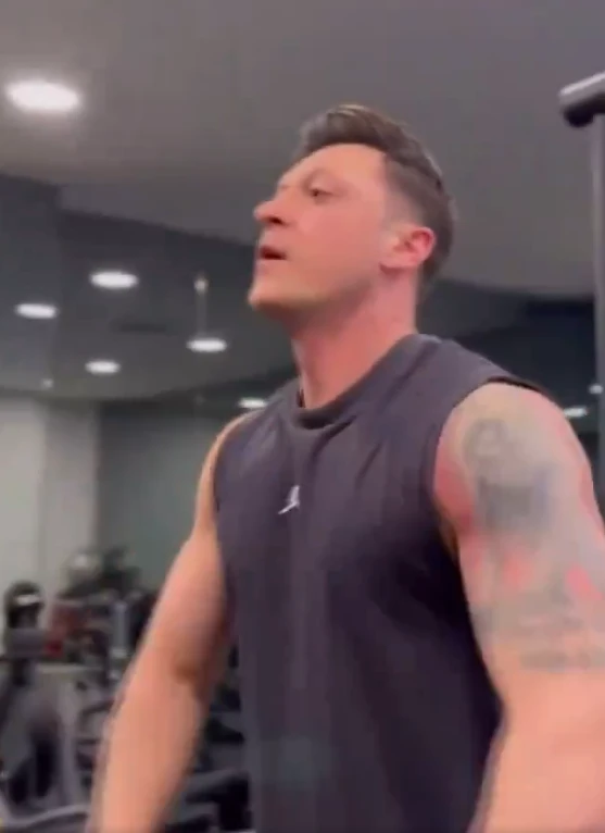 Mesut Özilin son halı gündəm oldu - FOTO