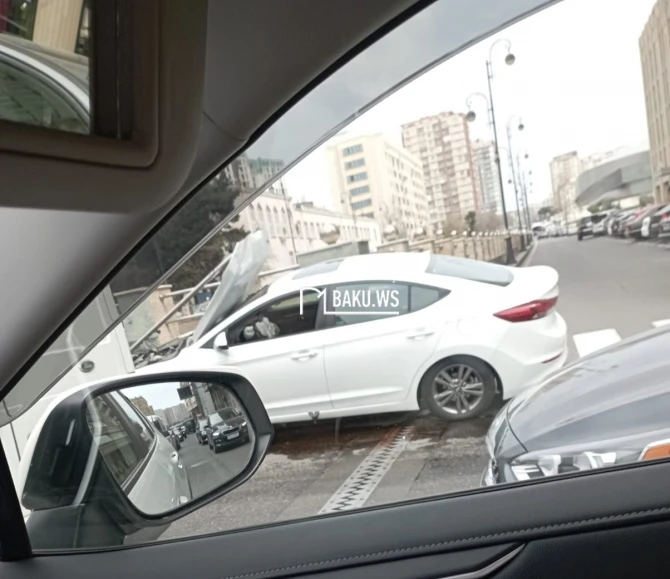 В Баку автомобиль вылетел на тротуар и врезался в ограждение - ФОТО