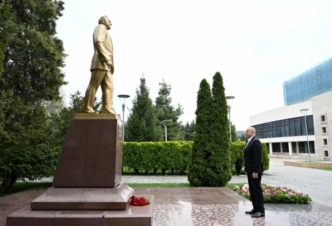 İlham Əliyev Qəbələdə Ümummilli Lider Heydər Əliyevin abidəsini ziyarət edib - FOTO
