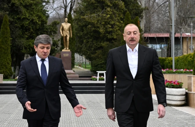 İlham Əliyev Qəbələdə Ümummilli Lider Heydər Əliyevin abidəsini ziyarət edib - FOTO