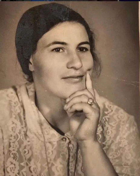 Anasının gənclik fotosunu paylaşdı: 