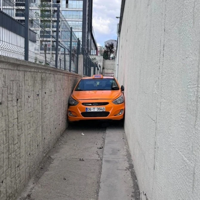 Polisdən qaçmaq istəyən taksi sürücüsünün maşını iki divar arasında sıxışıb qaldı - FOTO