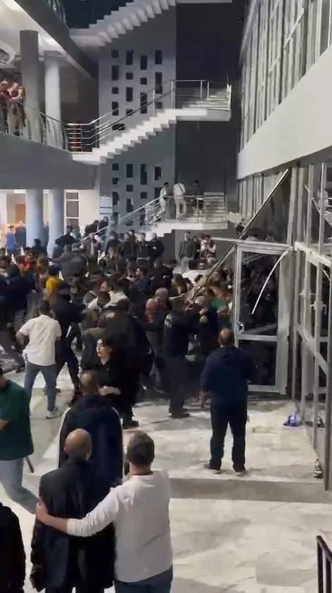 Konsertdə təhlükəli anlar: Qapılar, şüşələr sındırıldı, insanlar ayaq altında qaldı - FOTO/VİDEO