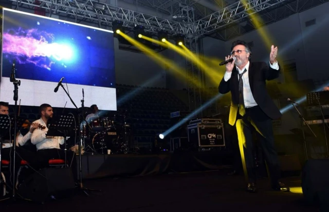 Konsertdə təhlükəli anlar: Qapılar, şüşələr sındırıldı, insanlar ayaq altında qaldı - FOTO/VİDEO